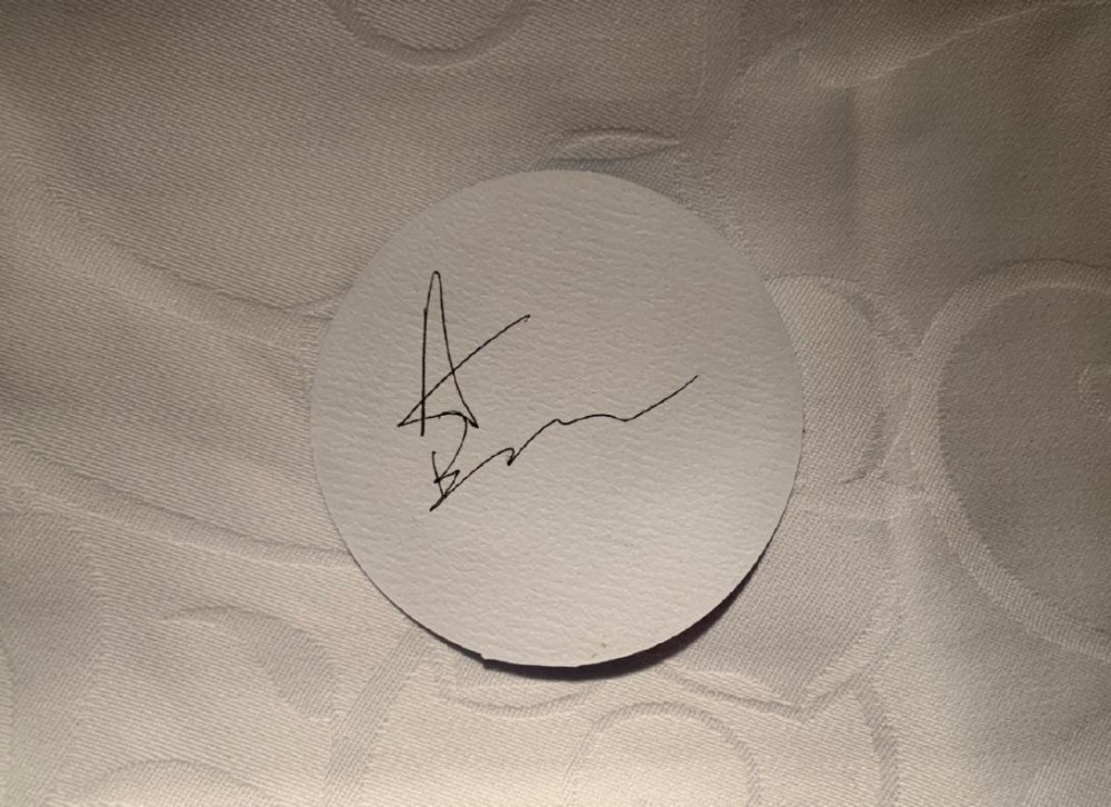 在网友晒出的照片中并未看到与baby的合照,但其晒出了baby的签名照,让