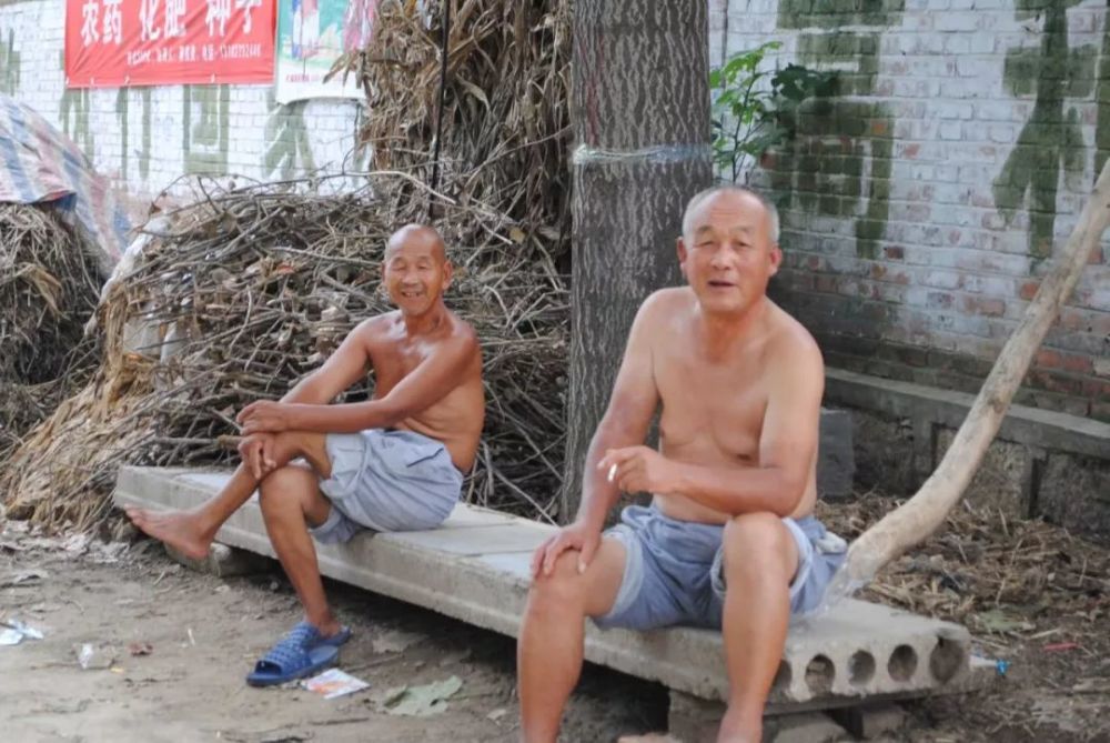 苏北农村独有的一道风景光着膀子过夏天