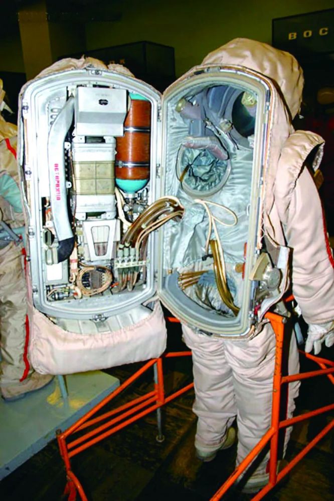 听说神舟十二号航天员出舱时戴了太阳镜是真的吗他们背的大背包是什么