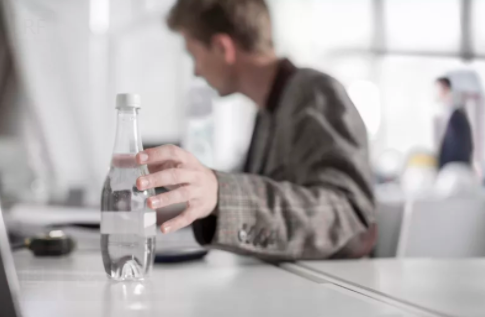 高端矿泉水品牌排行_高端品牌占据天猫V榜,饮用水市场竞争激烈