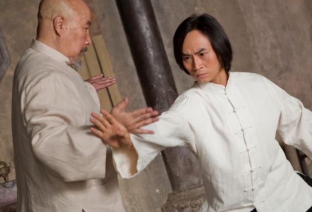 他的名字就是于海师傅,他是一名资深的老演员,还是中国的武术家,于海