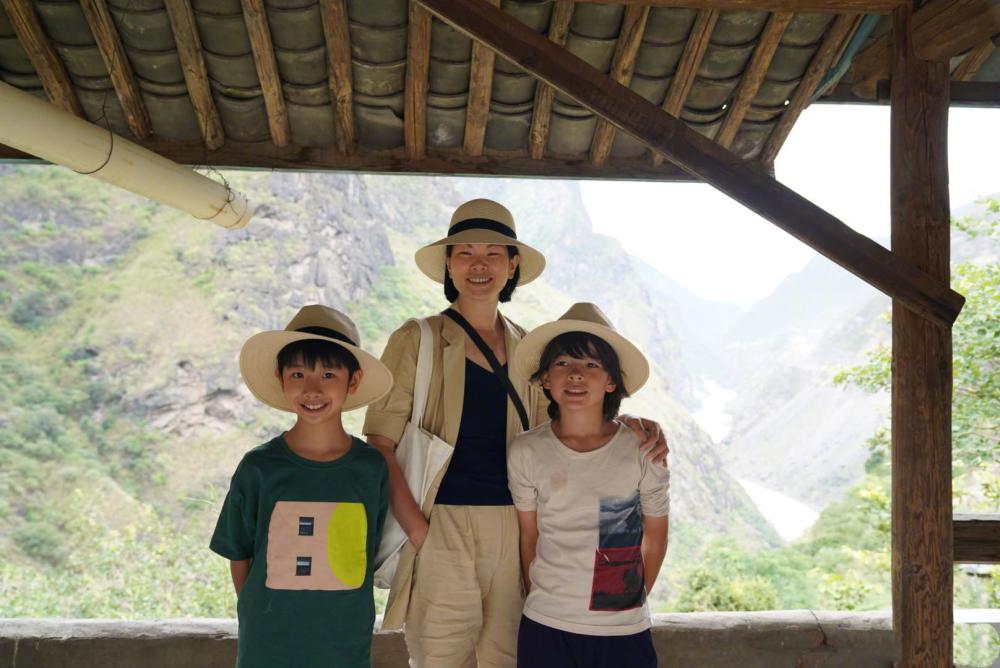 "丑模"吕燕带家人游长城!混血儿子五官精致,全家都是大长腿