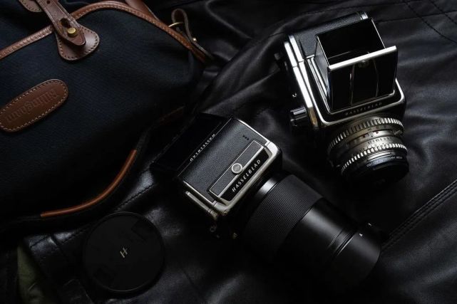 而 cfv ii 50c 则可拆卸连接大部分哈苏 v 系统相机,在胶片机身中亦能