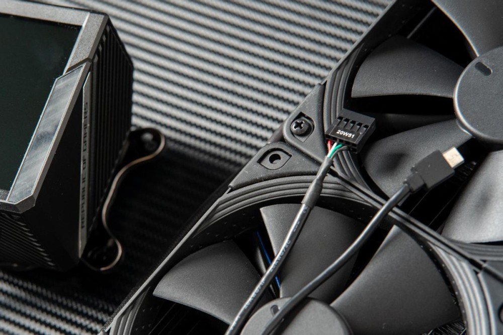 冷头上塞进一台小电视rog龙神二代360水冷体验