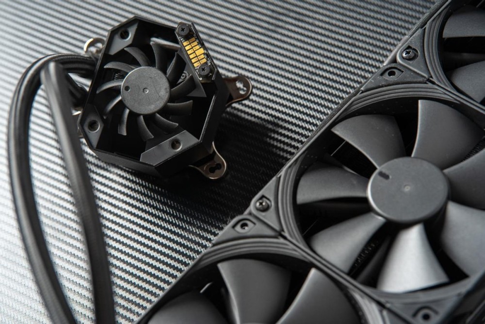 冷头上塞进一台小电视rog龙神二代360水冷体验