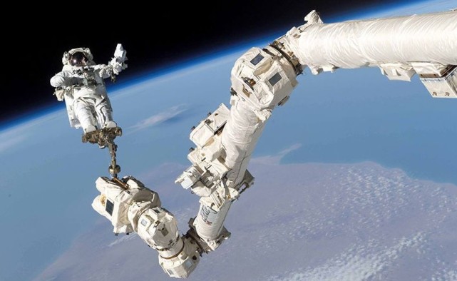 2名宇航员7小时太空行走,收场结局截然相反,全球目光转向中国_腾讯