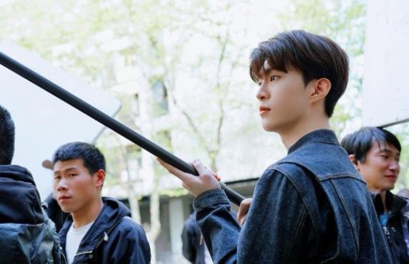 关晓彤范丞丞南大拍戏遇冷,75元招学生群演被嘲,央媒:这就对了