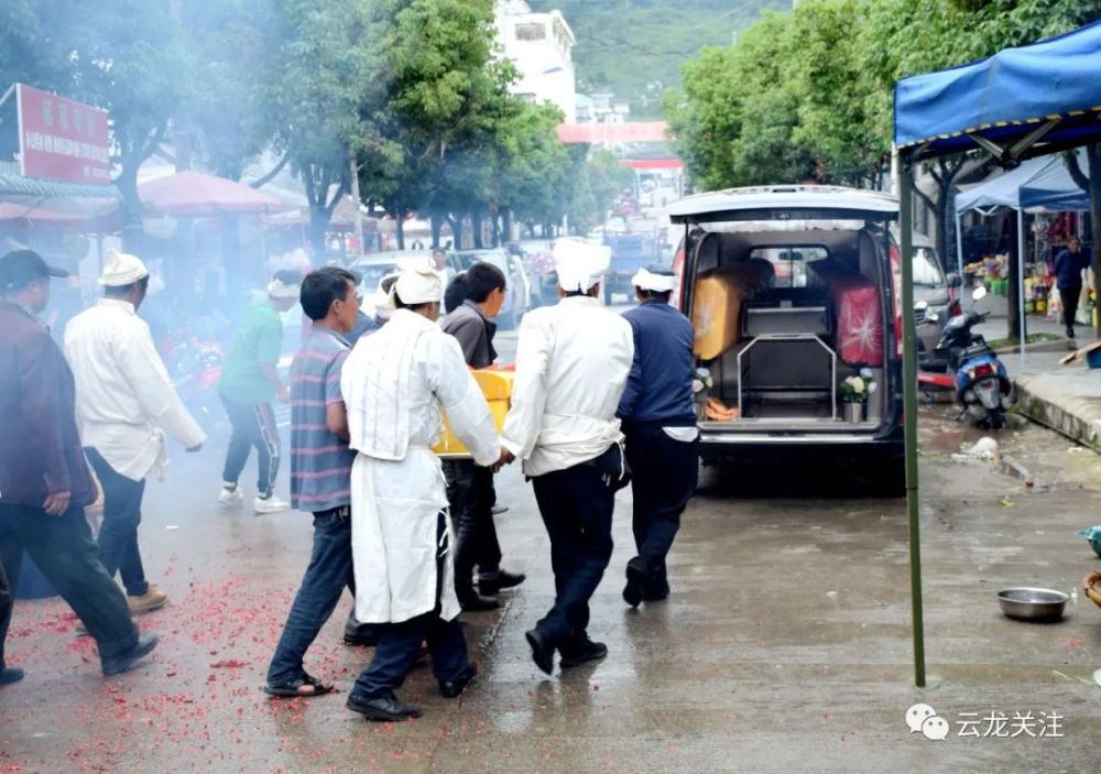 雲龍縣第一批火化區首例遺體火化並實行生態葬