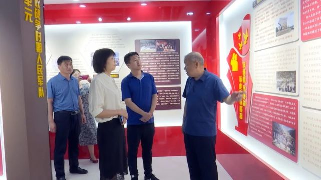 鞠重理02常建华到平乡镇参观调研国防教育展馆
