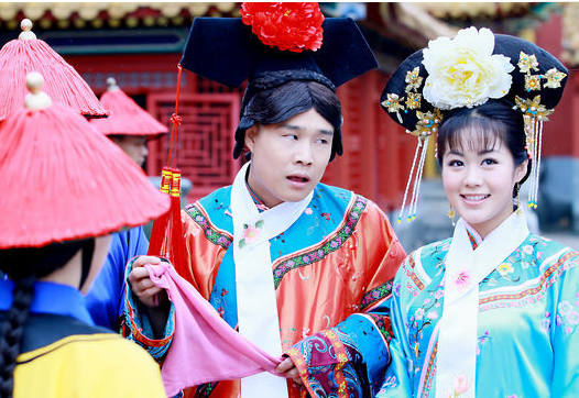 二十年前,赵薇在拍还珠格格现场,承认怀里抱的孩子是"小沈阳"