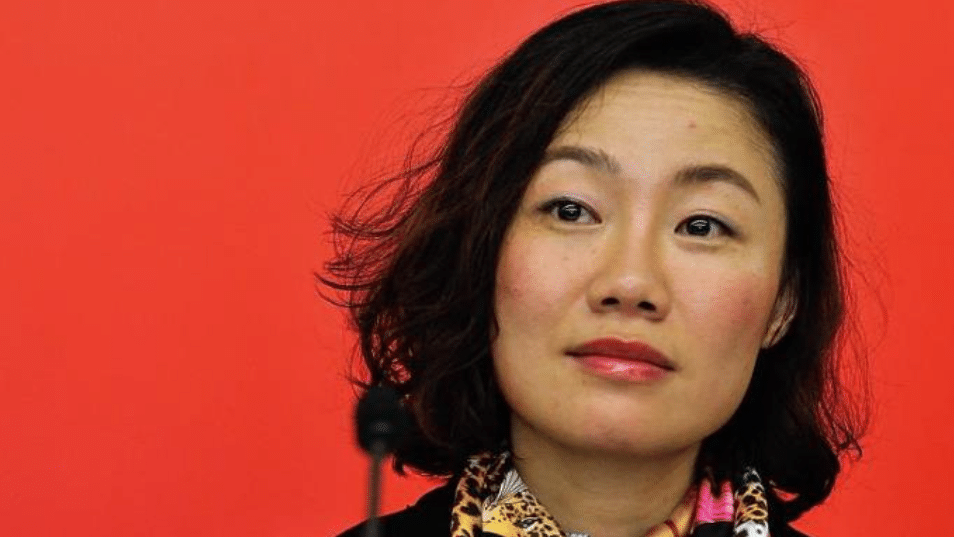 万科"金牌秘书"朱旭:年薪849万,年终奖1000万,46岁仍旧单身