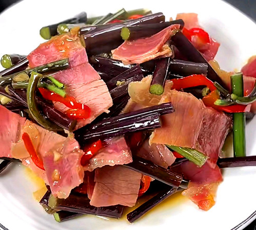 腊肉炒蕨菜是这些菜当中最便宜的,不过味道挺不错,腊肉是村里自己养的