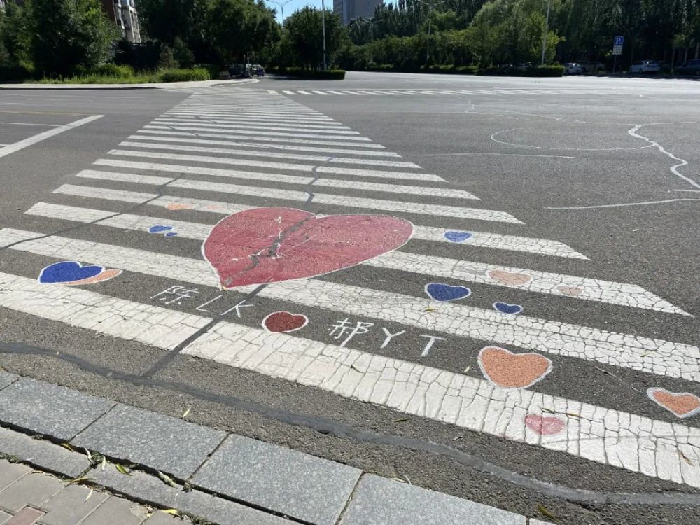 临河街头学生在斑马线上涂鸦画风太清奇