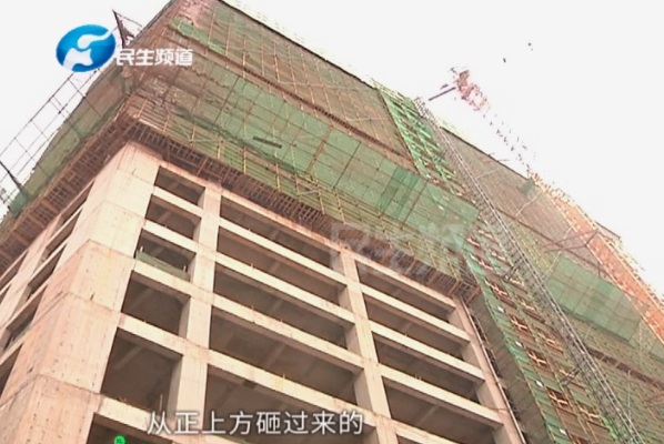 郑州一7岁女童被砸进ICU 坠落物从何而来？