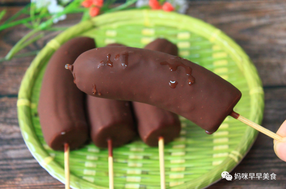 恰巧最近看到了网上一个很火的香蕉雪糕,孩子就缠着我一起做.