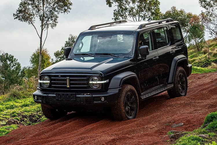 长城汽车 tank 300 是一款魁梧,块状的 4x4 越野车,具有潜在的牧马人