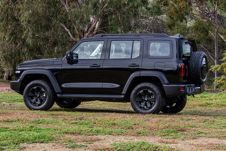 长城汽车 tank 300 是一款魁梧,块状的 4x4 越野车,具有潜在的牧马人