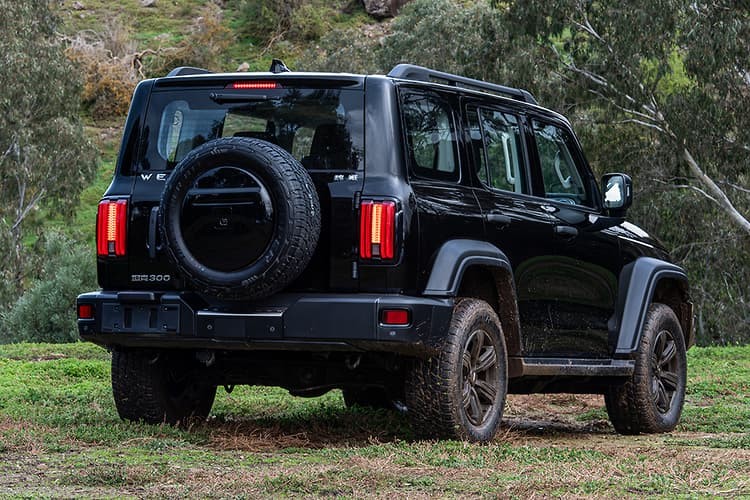 長城汽車 tank 300 是一款魁梧,塊狀的 4x4 越野車,具有潛在的牧馬人