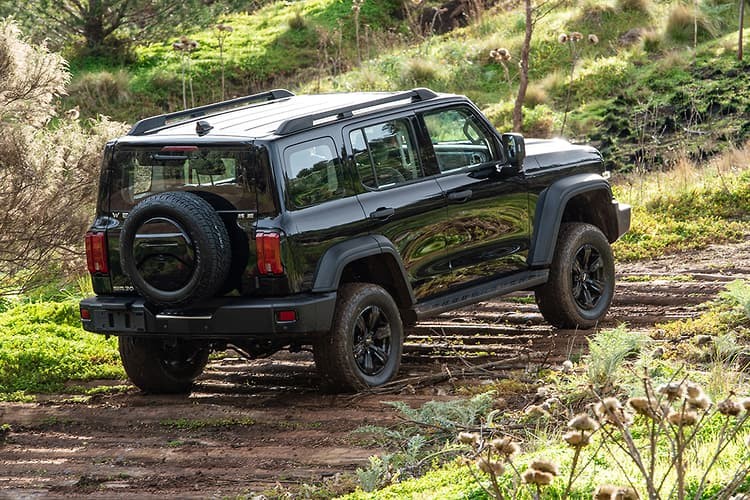 长城汽车 tank 300 是一款魁梧,块状的 4x4 越野车,具有潜在的牧马人