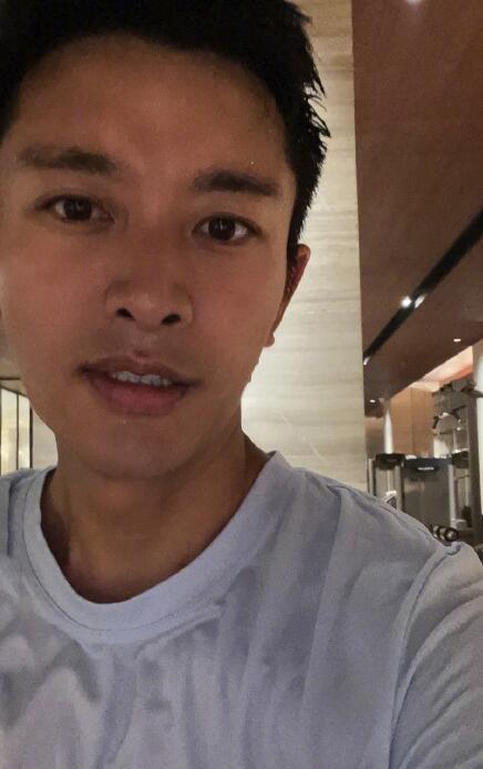 贾乃亮大汗淋漓怼脸自拍皮肤黝黑颜值在线