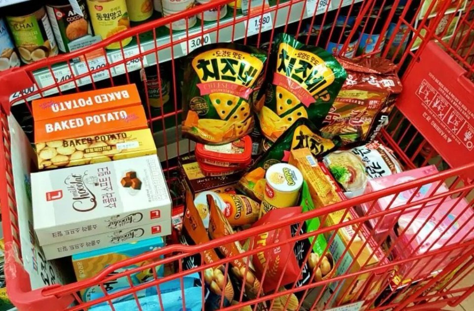 然后拎着大包小包回到家,窝在沙发上,一边吃着零食一边煲剧,越吃越