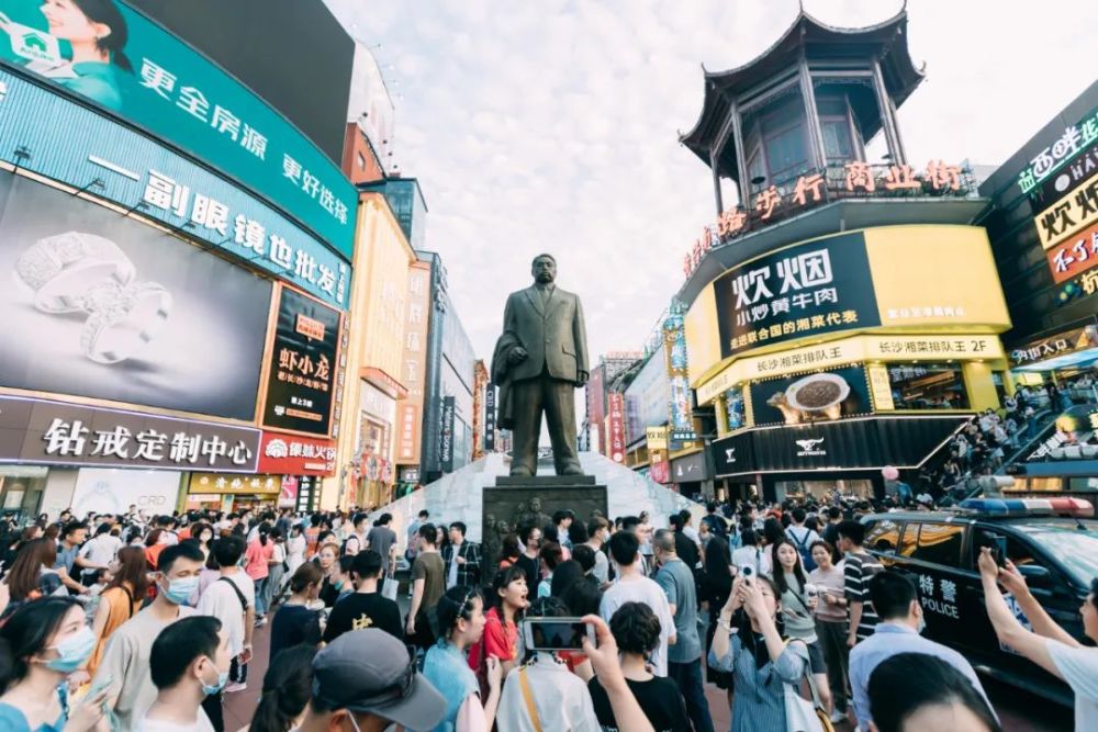 黄兴中路经过不断改建,成为今天我们熟悉的cbd街区,繁华地标鳞次栉比.