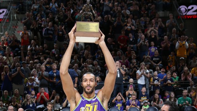 戈贝尔举起最佳防守球员奖