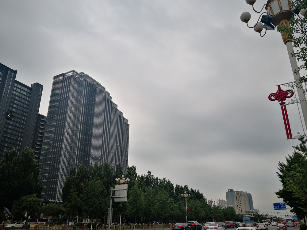 明日周三 限行3和8 昨天白天天空晴朗 日照强 午后最高气温重返高温线