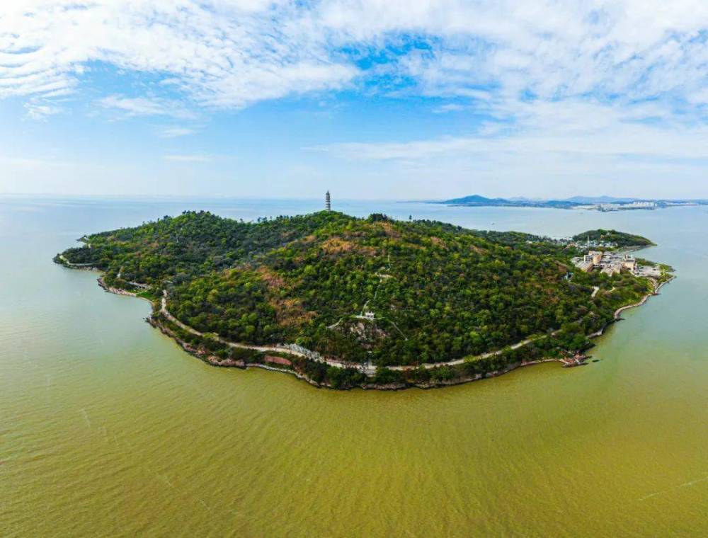 巢湖中第一大島嶼四面皆水島上林木蔥鬱四季常青