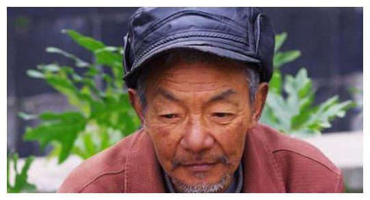 刘大爷从不喝酒尿酸却高达720,引发肾衰竭,医生:2个饮食习惯