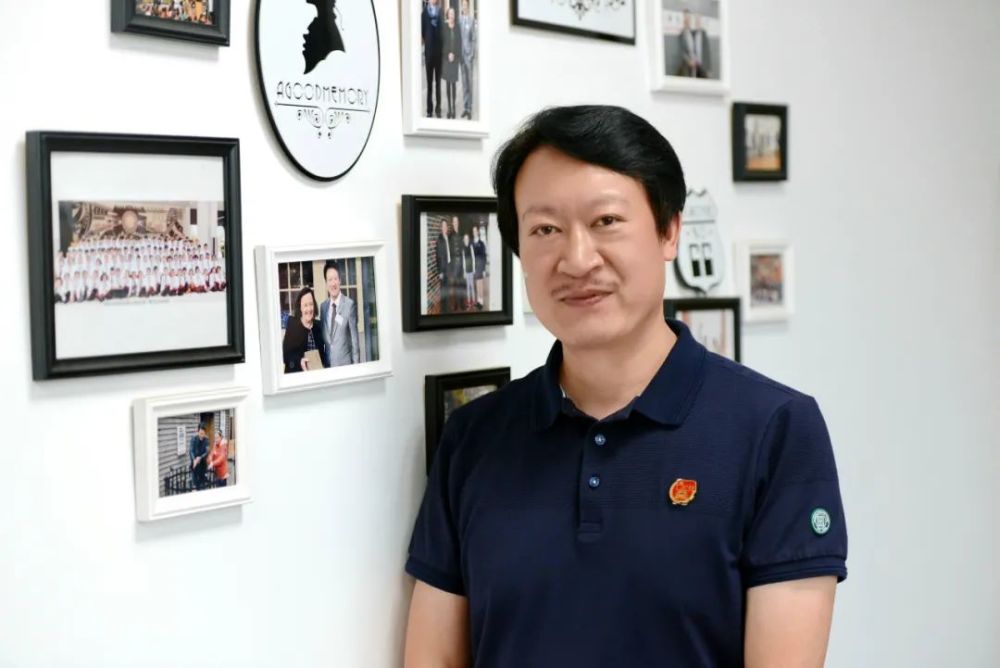 他就是安徽省淮北市第一实验小学校长周雪峰.