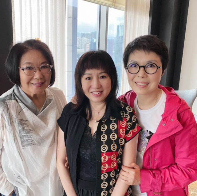 关菊英出席溏心风暴聚会精神饱满气质佳同性伴侣紧紧相随