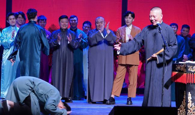 被外国友人下跪跟拍德云社张九龄的反应让人暖心难怪能当队长