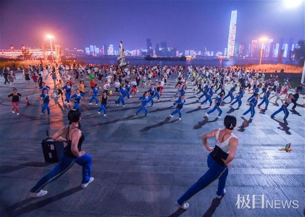 天气放晴,江城人夜晚纳凉健身