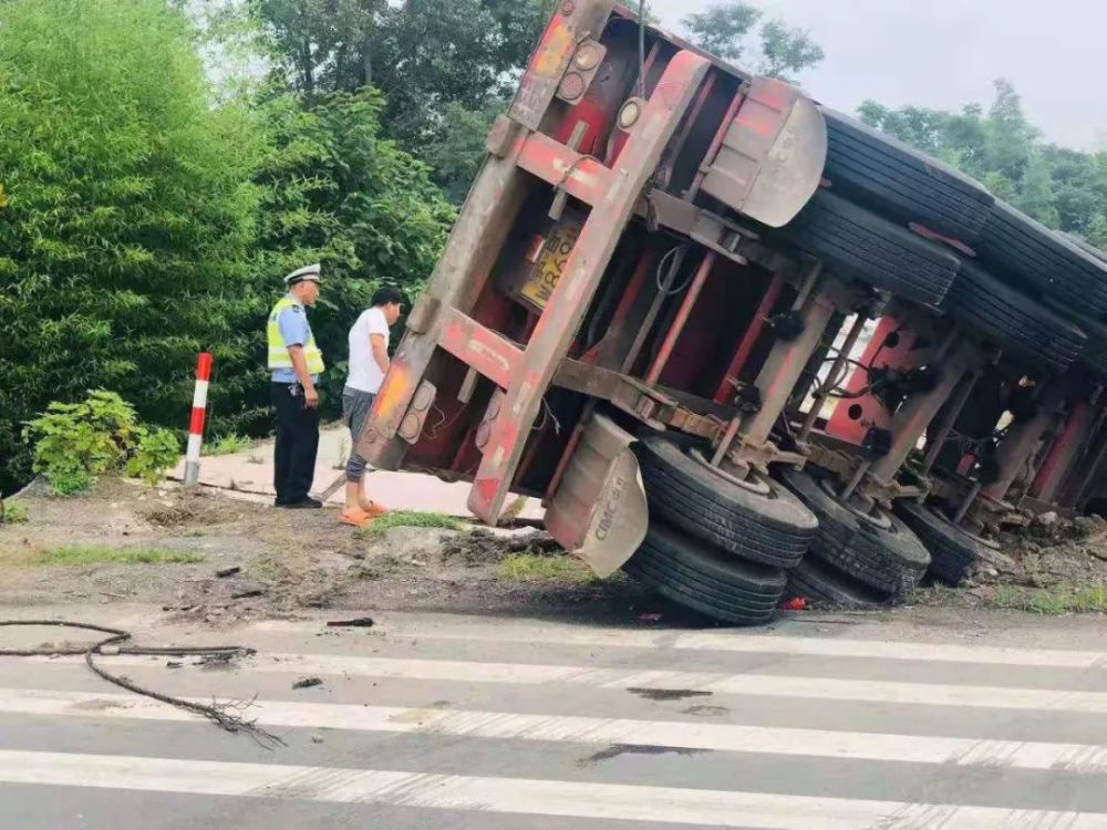 凌晨,一辆重型半挂牵引车在泰兴侧翻,多个部门紧急行动