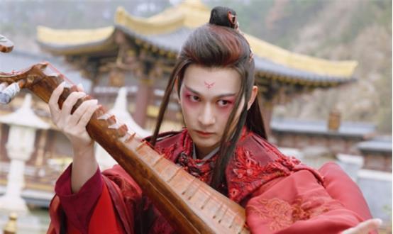 扮演者是郭鑫,换上现代装的他好养眼,可以说是反派中的颜值担当,长得