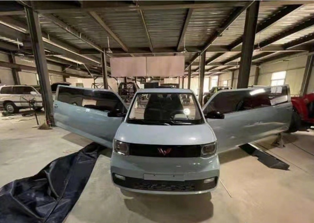 说到做到!五菱宏光mini ev加长版来了,一打开车门占了四车道