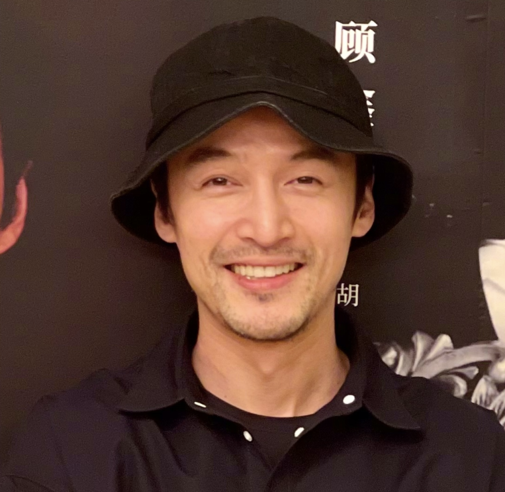 因为没化妆,所以胡歌两簇短短的眉毛像极了蜡笔小新,眼睛一个双眼皮一