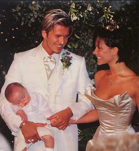 "大约23年前,我在房间里与加里-内维尔一起看着电视机上辣妹的演出,我