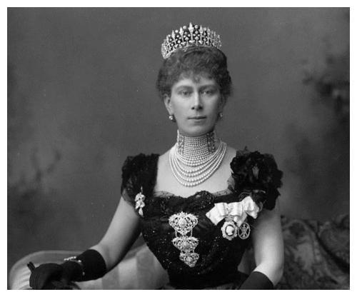 玛丽皇后是英国乔治五世的妻子,她有着极为显赫的出生,母亲是乔治三世