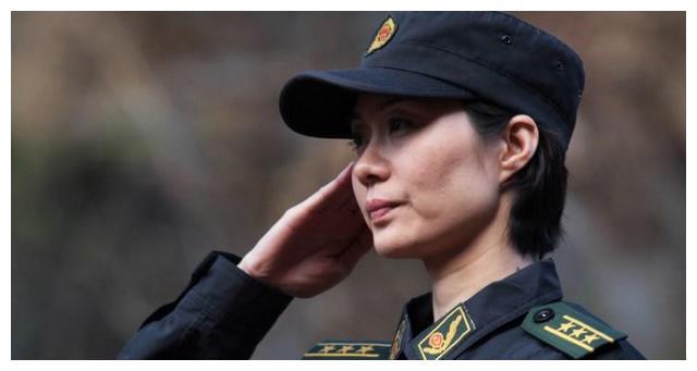 她是中国第一警花17岁进女子特警队升大校警衔却嫁给普通保安