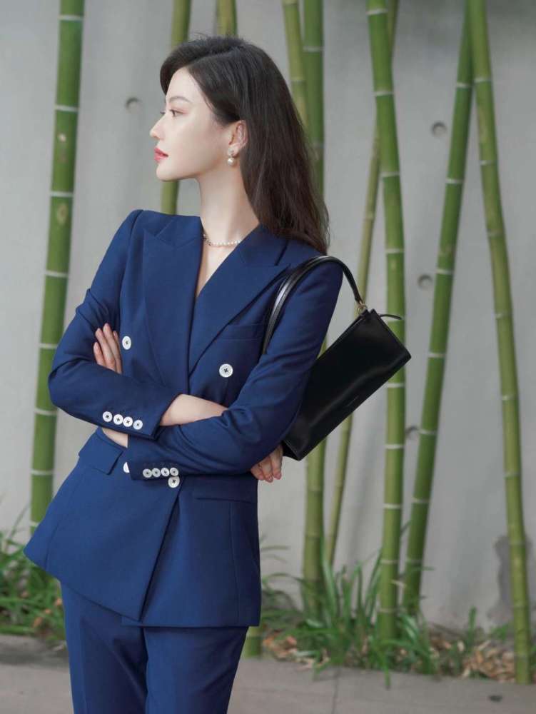 职场西装女霸总,精简干练的高级精英感_腾讯新闻