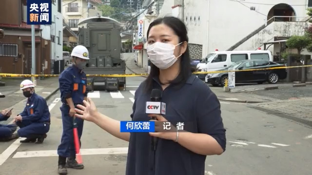总台记者 何欣蕾:目前通往灾害现场的道路还处在封锁当中,绝大部分