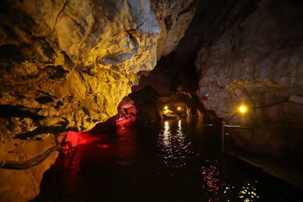 溶洞中发育良好的石钟乳,石笋,奶石花,石鹅管,石葡萄,石瀑布美轮美奂