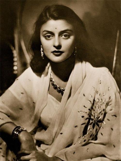 的斗争,最终忧郁而死,他死后他的遗体被安放在泰姬陵阿姬曼·芭奴对面