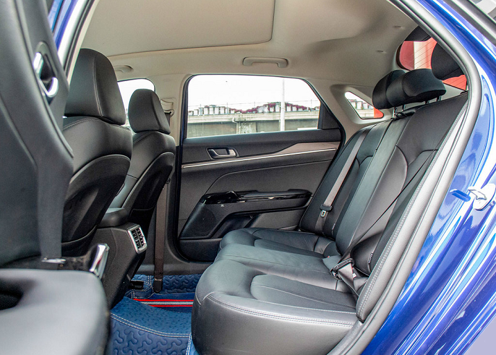 240马力配8at变速箱,还有大空间,油耗6.8l,带你看起亚k5凯酷