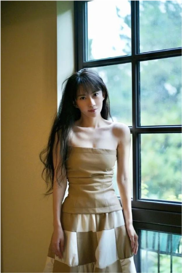 刘萌萌穿抹胸衣裙太美了雪肤娇嫩魔鬼身材性感迷人