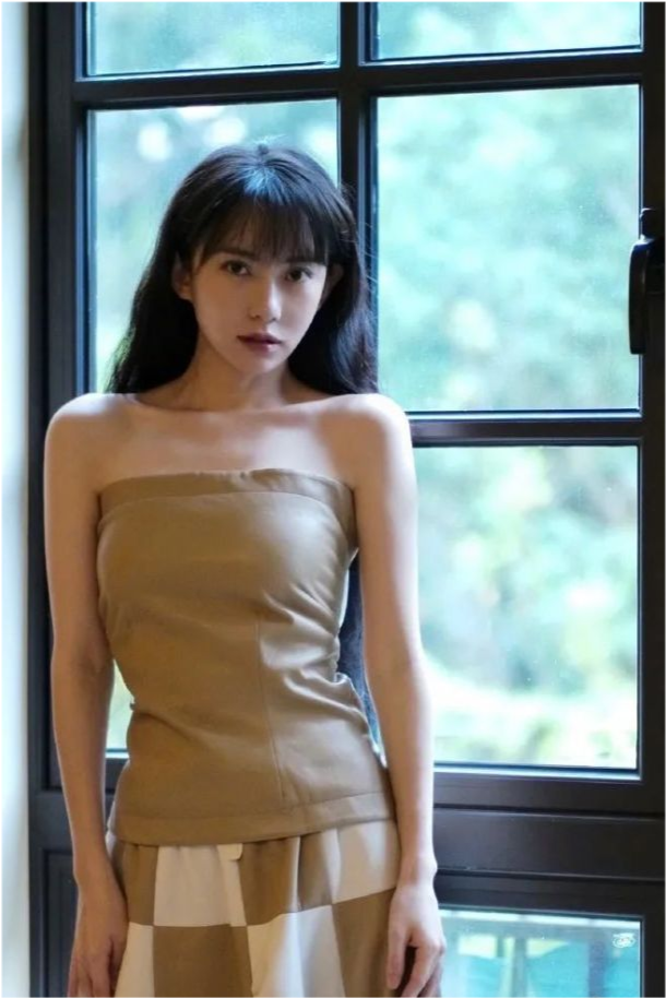 刘萌萌穿抹胸衣裙太美了雪肤娇嫩魔鬼身材性感迷人