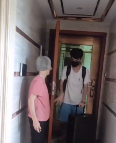 广东一男生放假回家,奶奶开门后一个动作令人暖心:奶奶带大的