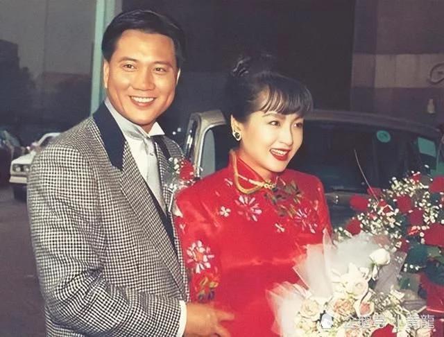 万梓良同恬妞结婚结婚的时候很多重量级的明星都前来参加,不少人为